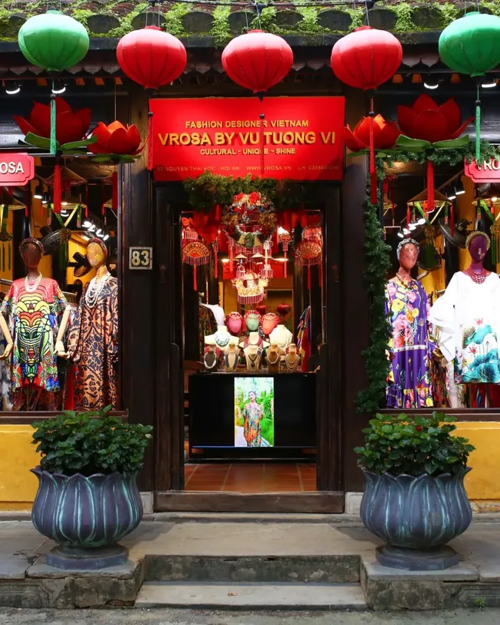 Dãy áo đầm và chân váy